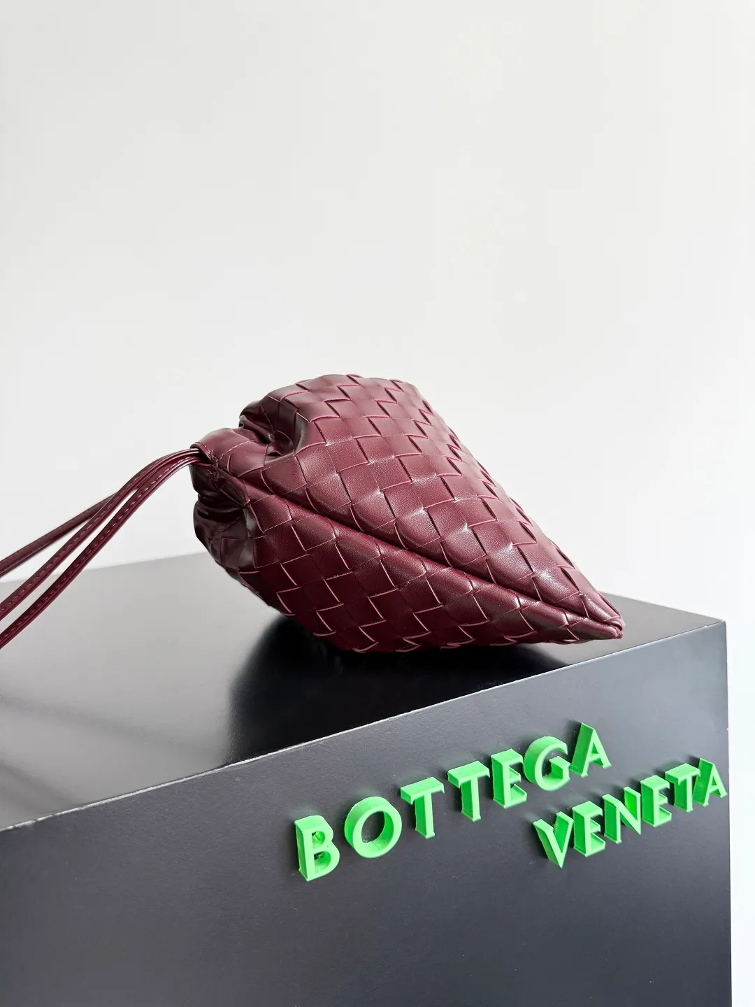 Batch 1560 Armpit bags have become a fashionable item that every girl has in their hands in recent years🛍️. The elegant and simple style has won the love of many people of different ages. However, there is an unavoidable trouble with armpit bags, that is, the capacity is too small, and BOTTEGA VENETA’s new Dustbag Considering people's travel needs, the capacity of garbage bags has been greatly upgraded. Folding umbrellas, water cups, and girls' makeup powder and lipstick can all be accommodated. It is very light and resistant to dirt. Even if you have a lot of things when traveling, it can reduce the burden to a certain extent. The shoulder straps are buckled and can be changed at will. It can be used for hand holding or as the liner of a large bag. After the drawstring is drawn, it looks like a cloud bag. It is very suitable for concave styling when traveling in summer🙋🏻‍♀️ Style number: 796728 Size: 32*23*1cm